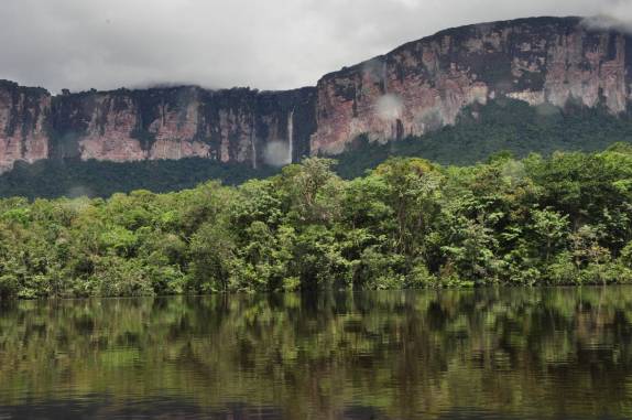 A maravilhosa paisagem no caminho para o Salto Angel, em Canaima, no sul da Venezueka